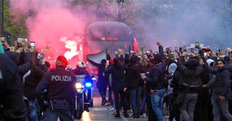 Milan Napoli L Arrivo Del Pullman Dei Rossoneri Tra Due Ali Di Tifosi