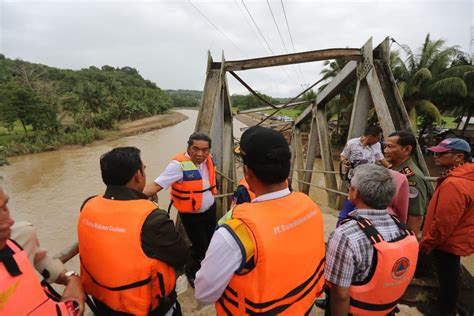 Pj Gubernur Banten Tinjau Jembatan Putus Akibat Bencana Banjir Di Lebak