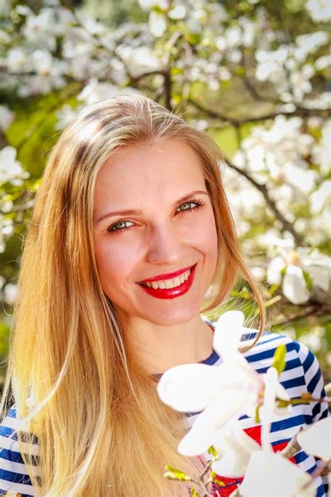 Jeune Belle Femme Blonde Dans Le Jardin De Floraison De Magnolia Fille De Sourire Avec Des