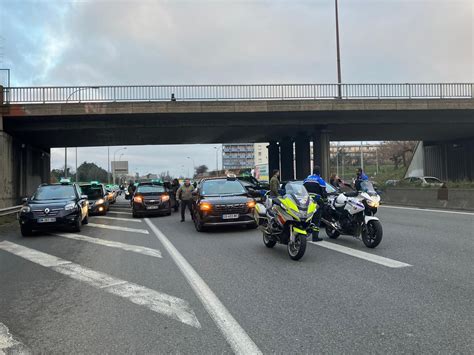 Manifestation des taxis opération escargot sur le périphérique et