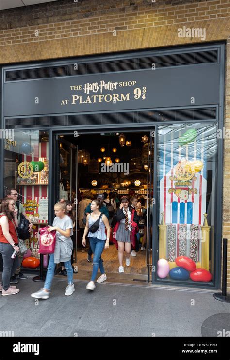 Kings Cross Station Harry Potter shop at Platform 9 3/4, Kings Cross ...