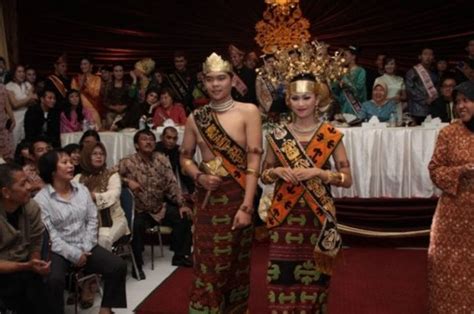 6 Pakaian Adat Sumatera Selatan Nama Gambar Dan Penjelasan