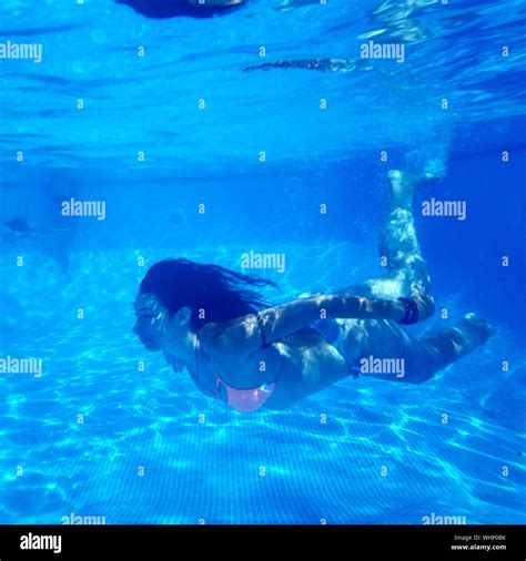 Frauen Im Bikini Im Freibad Fotos Und Bildmaterial In Hoher Aufl Sung Seite Alamy