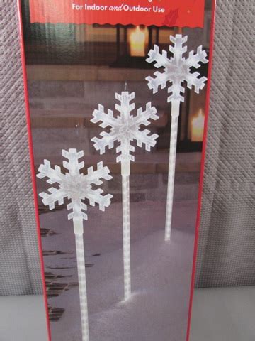 Lot Detail - 5 SNOWFLAKE LED PATHWAY LIGHTS - NEW