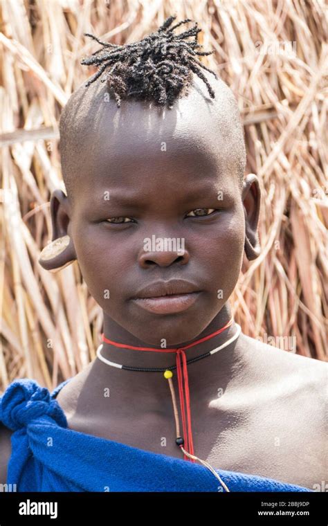 Una Joven Mujer Tradicional Mursi Tribu Con Un Plato De Madera