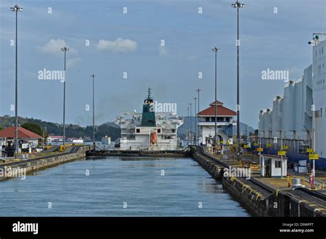 Panama Canal connecting Atlantic Ocean to Pacific Ocean Stock Photo - Alamy