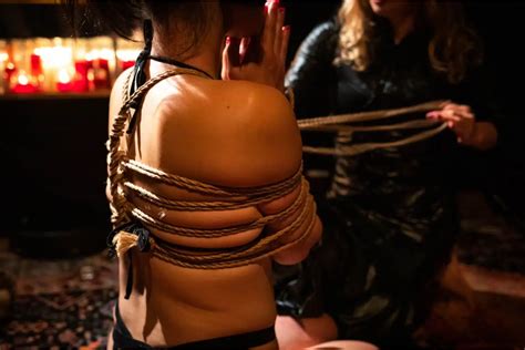 Shibari técnica milenar que usa cordas para aumentar o prazer