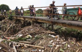 Gunungan Sampah Di Kanal Banjir Timur Semarang Datatempo