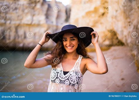 Ritratto Di Bella Ragazza Latina Sulla Spiaggia Con L Oceano Ordinato Di Sorriso Black Hat E Di