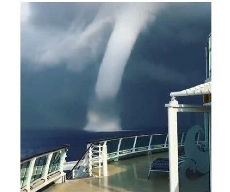 Giant Waterspout Spotted in Greece (video) - GreekReporter.com