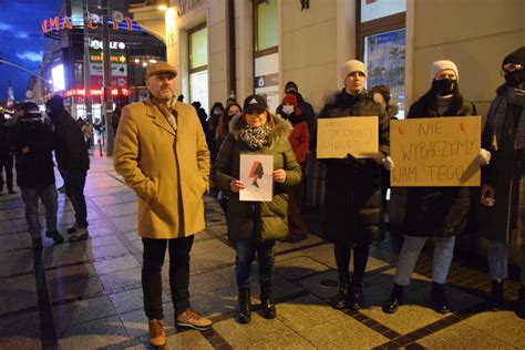 Cz Stochowa Protest Strajku Kobiet Po Mierci Letniej Kobiety