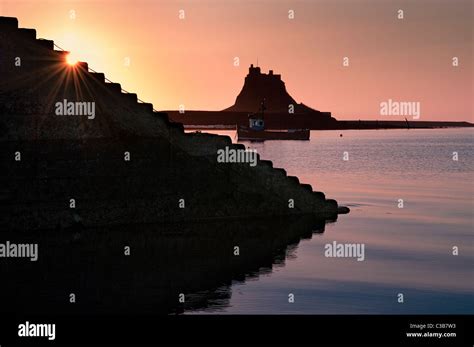 Sunrise over lindisfarne castle holy hi-res stock photography and ...