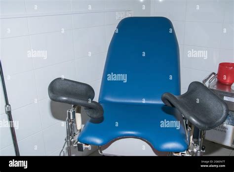 Emergency room with medical equipment Stock Photo - Alamy