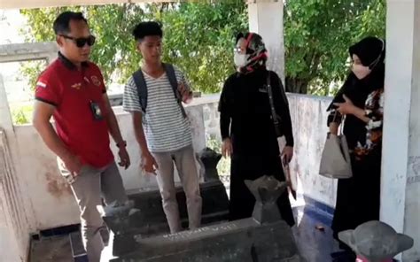 Nekat Tinggal Di Makam Ayah Kisah Hidup Remaja Yatim Piatu Ini Bikin