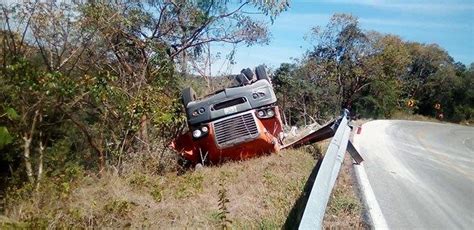 Tr Iler Cae A Barranco En Autopista Valles Ray N Muere El Chofer