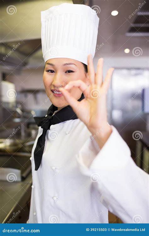 Portret Van Een Glimlachende Vrouwelijke Kok Die Ok Teken Gesturing