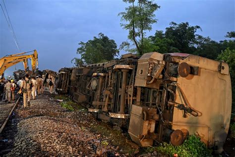 Choque De Trenes En India Deja Al Menos Muertos Reportan Heridos