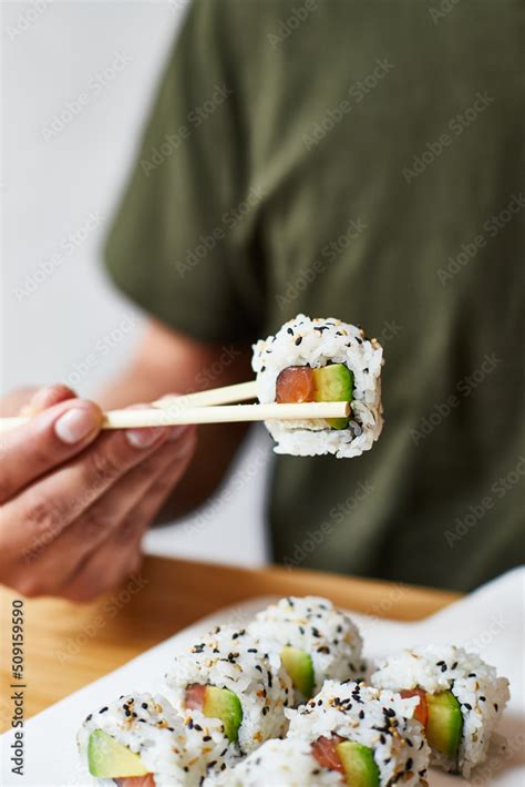 Comiendo Uramaki De Salm N Queso Crema Y Aguacate En Casa Domicilio