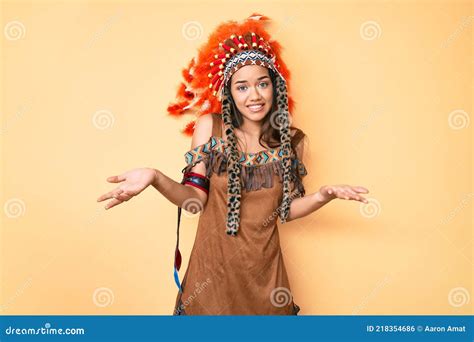 Joven Hermosa Latina Que Usa Traje Indio Despistado Y Confundido Con Los Brazos Abiertos No Idea