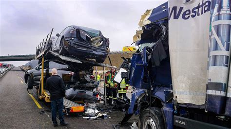 Lastwagenfahrer Stirbt Bei Schwerem Unfall Auf A8 Bild De