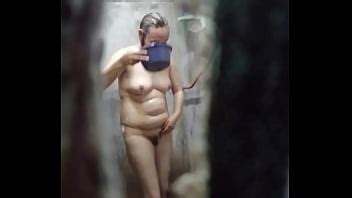 Espiando a mi madre mientras se baña XVIDEOS