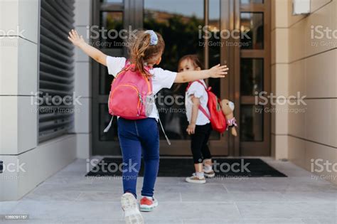 두 명의 아이들이 학교에 간다 학교 공부 교육 우정 어린 시절의 개념 문에 대한 스톡 사진 및 기타 이미지 문 초등학생