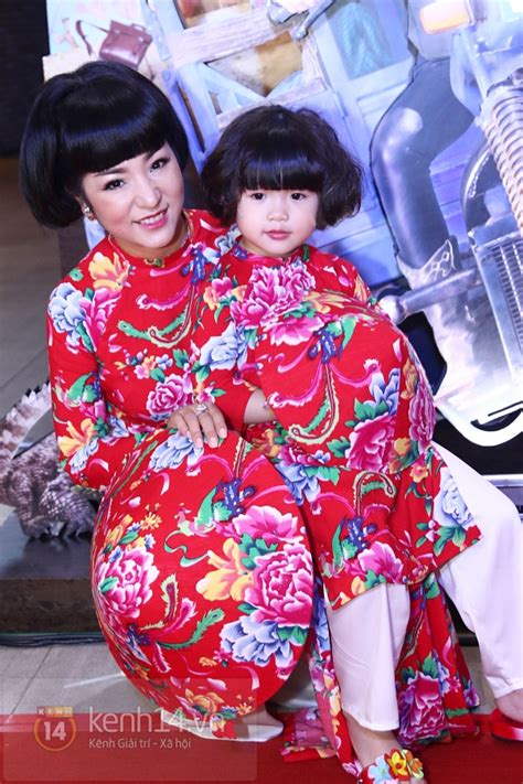 Hot girl M U xinh đẹp thuần khiết dự họp báo Bộ Ba Rắc Rối