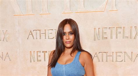 Amel Bent Envo Tante Elle Fait Sensation Dans Une Maxi Robe Moulante