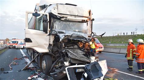 Bei Sinsheim N Chster Schwerer Lkw Unfall Am Stauende Auf A