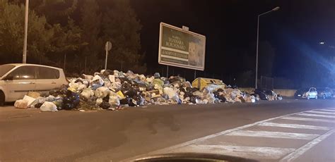 Palermo Invasa Dai Rifiuti Avviata La Bonifica In Via Nicoletti Live