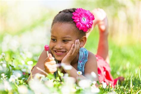 Retrato Al Aire Libre De Una Muchacha Negra Joven Linda Que Sonr E El