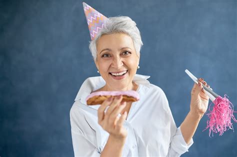 Portrait De La Belle Femme Mature De Race Blanche Avec Une Coupe Courte De Cheveux Gris Portant
