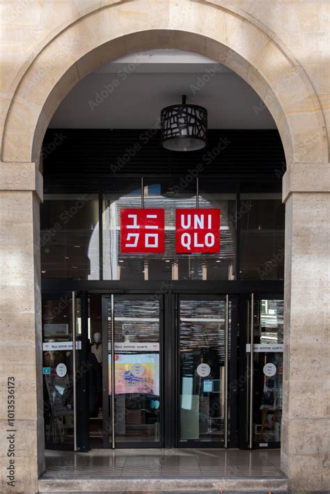 Paris, France - 4 octobre 2024: Entrée d'un magasin Uniqlo avec une ... 
