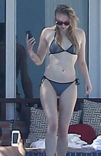 Sophie Turner Flaunts Her Milky White Ass In A Bikini