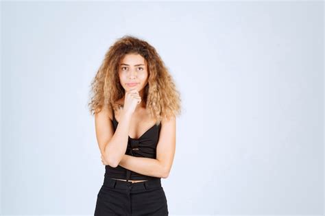 La Fille Blonde Aux Cheveux Bouclés A L air Confuse Et Perdue Photo Gratuite