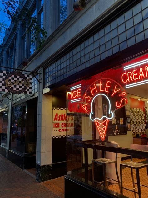 The Neon Sign For Ice Cream Is Lit Up