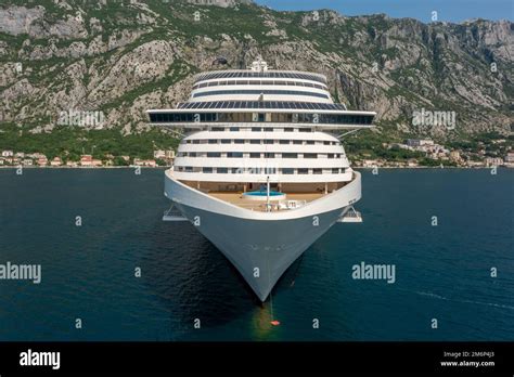 Large Cruise Ship Front Bow Stock Photo Alamy