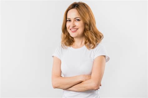 Portrait D une Jeune Femme Blonde Souriante Aux Bras Croisés Photo Gratuite