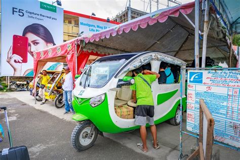 Povos Que Montam O Carro Bonde Verde Para Ir Ao Des Principal De