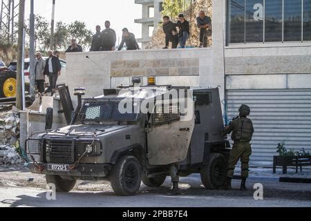 Nablus Palestina Th De Marzo De Los Palestinos Inspeccionan