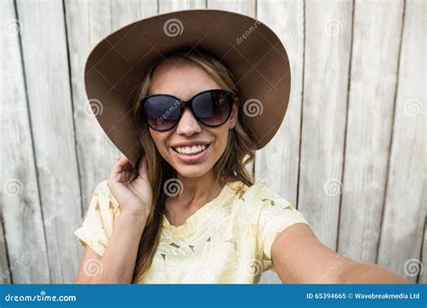 Mujeres Sonrientes Jovenes Con Los Vidrios Imagen De Archivo Imagen