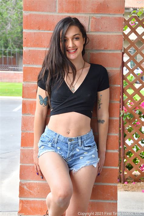 April Valentino Stuffs Her Pussy With A Banana 15 Photos