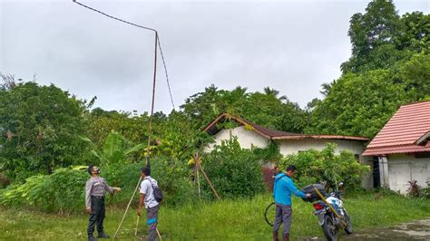 Jaringan Kabel Listrik Pln Menjuntai Di Ruas Jalan Raya Menjalin