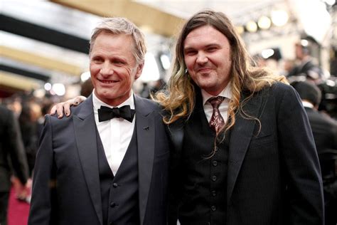 Viggo Mortensen y su hijo Henry | Viggo mortensen, Hollywood, Film festival