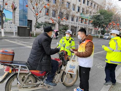 “一盔一带 安全常在” 陕建十六建工程管理一部志愿者开展交通安全劝导活动 陕西省建筑业协会