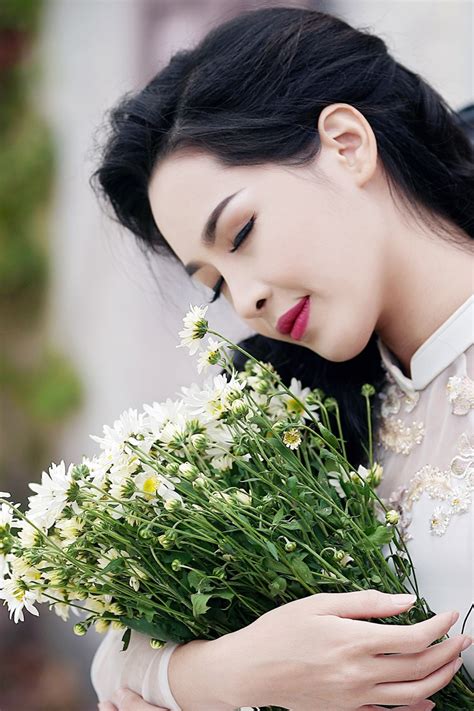 Hot girl dao kéo khoe vẻ đẹp mỹ miều trong tà áo dài dân tộc Báo Dân trí
