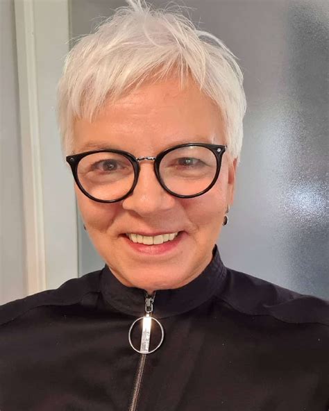 21 Most Flattering Pixie Cuts For Older Ladies With Glasses