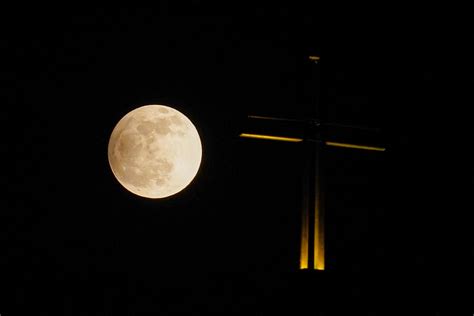 1st lunar eclipse of 2023 darkens the full Flower Moon in eerie photos ...