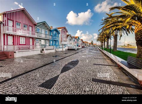 Fachada De Madera A Rayas De Una Casa T Pica Portuguesa En Aveiro