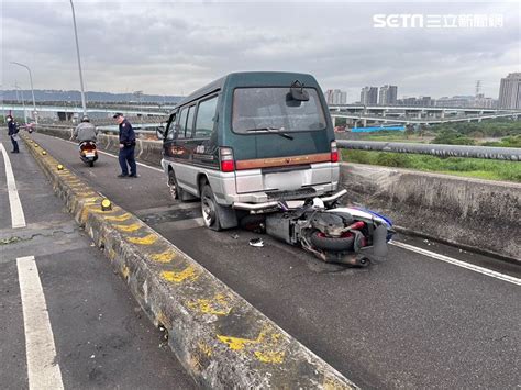 永安大橋女駕駛右切 害廂型車失控撞騎士 鏡週刊 Mirror Media